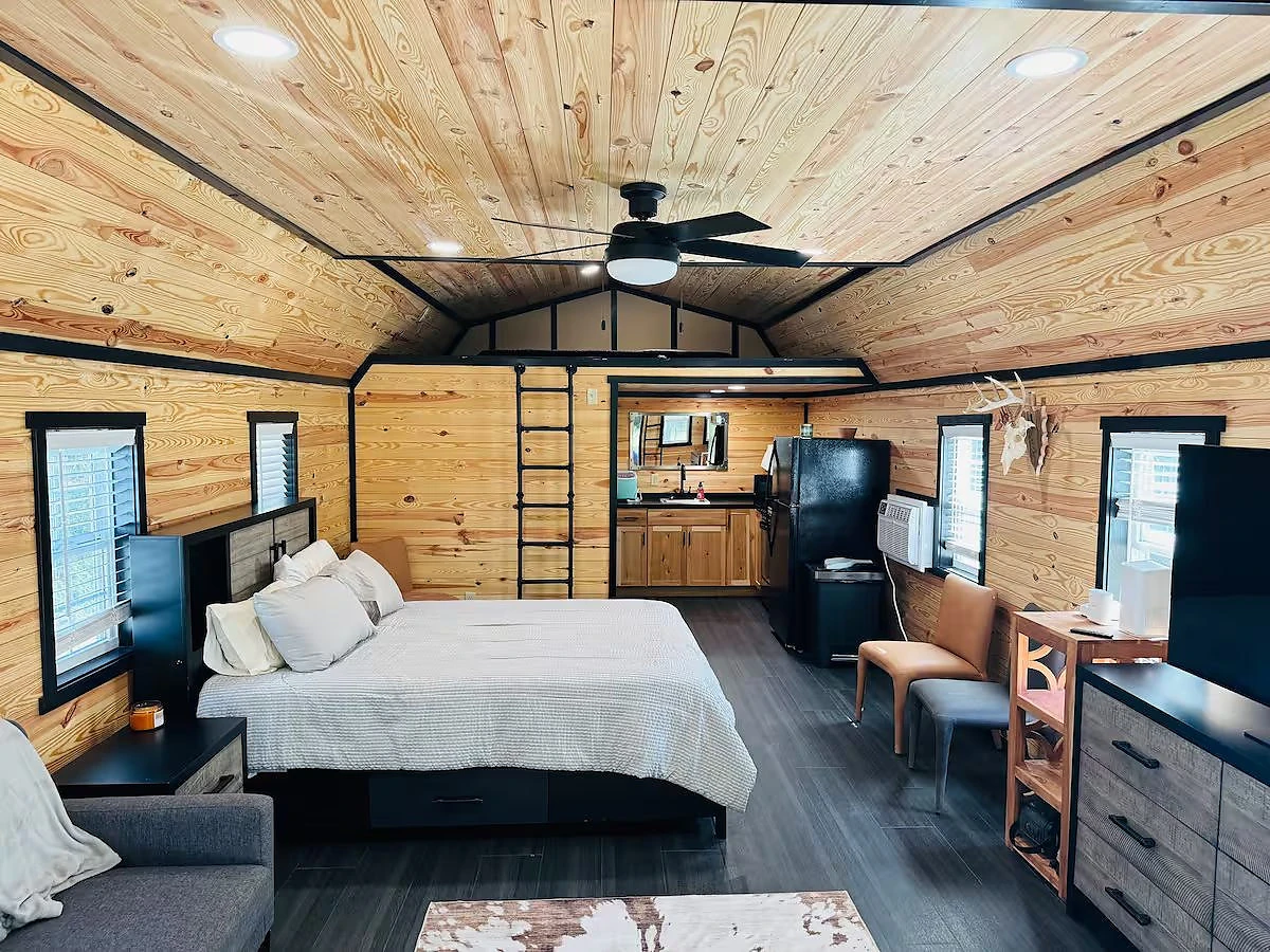 Cabin exterior in autumn at Moto Supreme