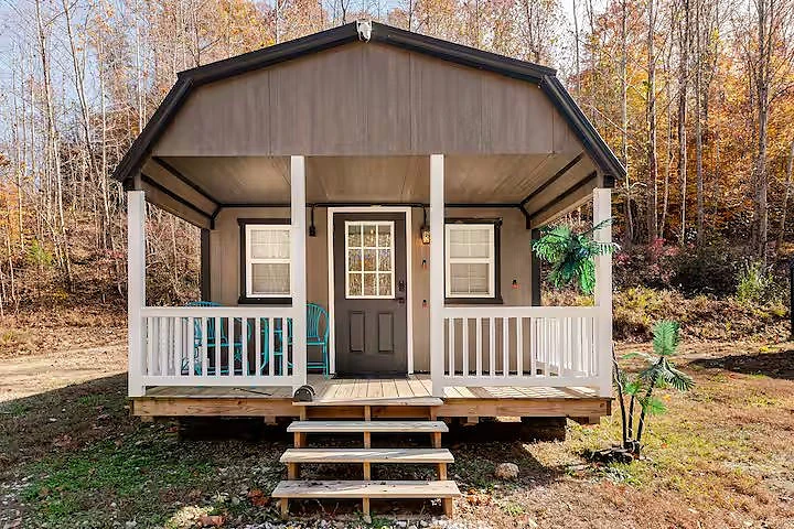 Cabin exterior with covered porch at Moto Supreme
